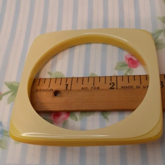 Vintage Yellow Plastic Square Bangle Bracelet - Picture 5 of 6